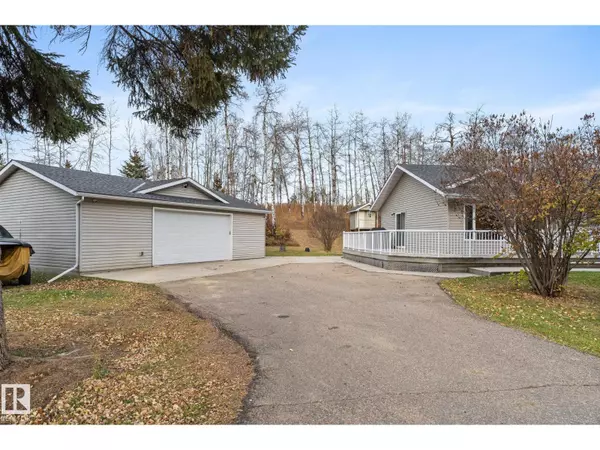 Rural Parkland County, AB T7Z2T9,815 LAKESIDE DR