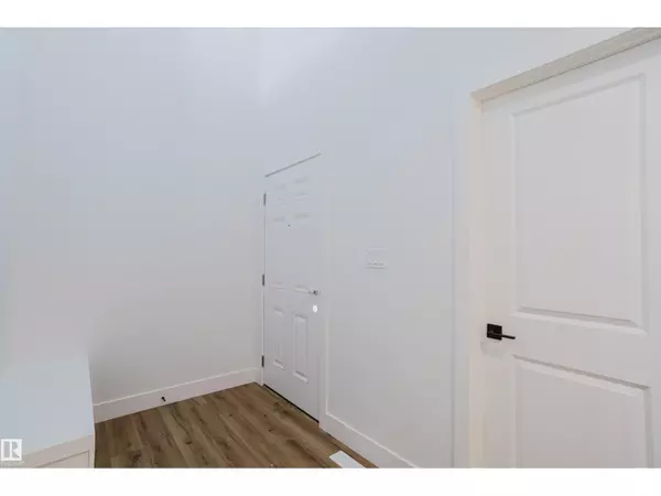 Edmonton, AB T6M3J6,709 ELDERBERRY CL NW