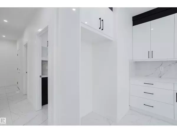 Edmonton, AB T6T2X4,933 19 AV NW