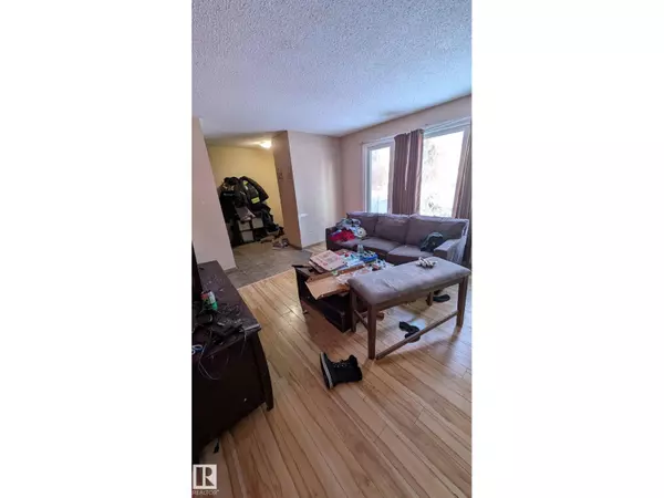 Edmonton, AB T5A2H9,4 AMBERLY CT NW