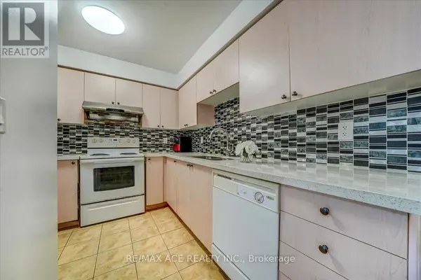 Toronto (scarborough Village), ON M1M3X9,3650 Kingston RD #514