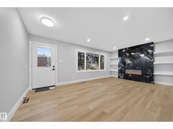 Edmonton, AB T6K2E3,7820 22 AVE NW