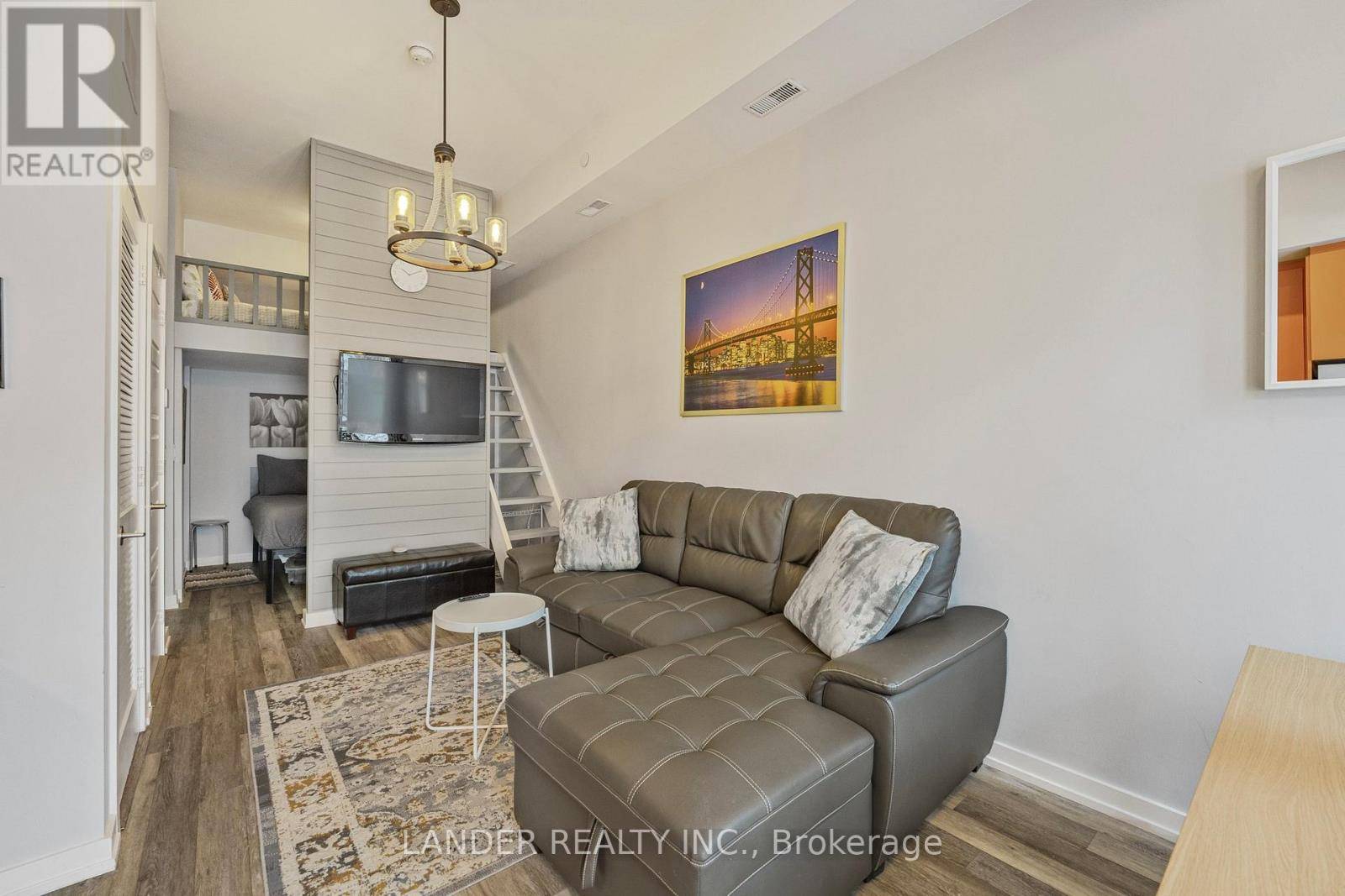 Innisfil, ON L9S0J5,233 Broward WAY #13