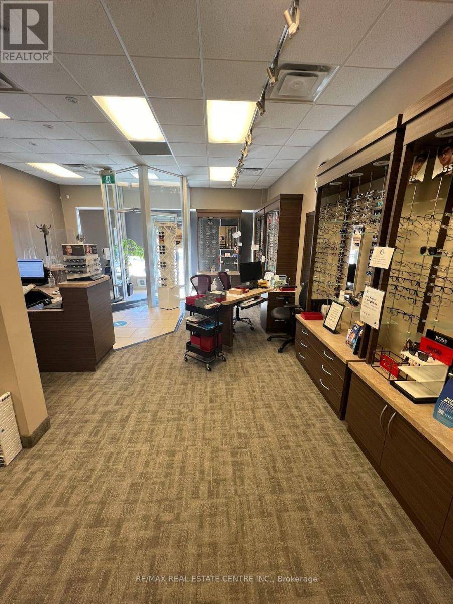 Markham (greensborough), ON L6E0K7,5 Swan Lake BLVD #7