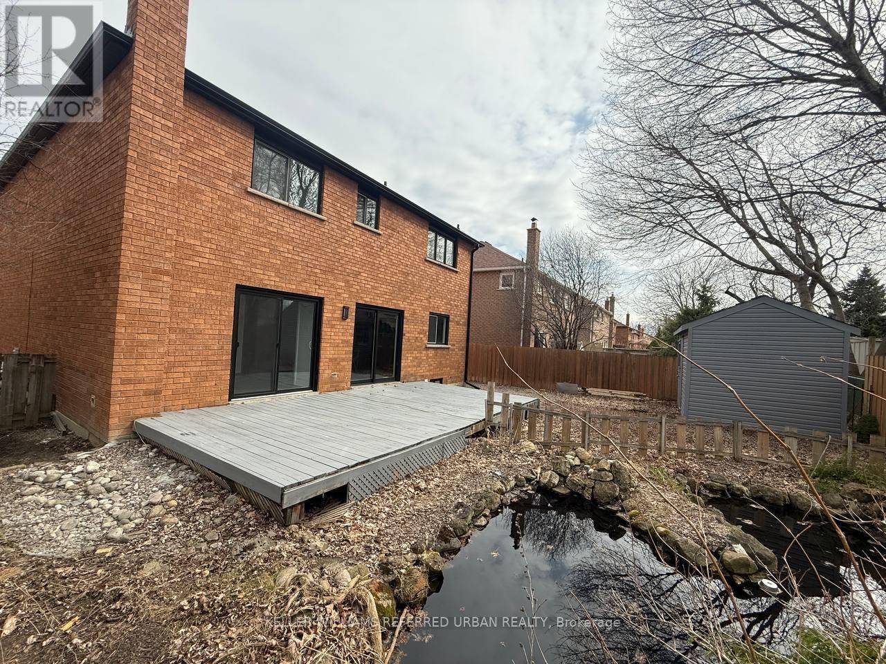 Newmarket (bristol-london), ON L3Y7X3,228 ELMAN CRESCENT