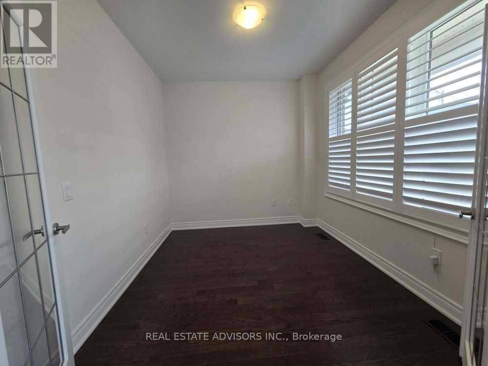 East Gwillimbury (queensville), ON L9N0S3,135 BEN SINCLAIR AVENUE