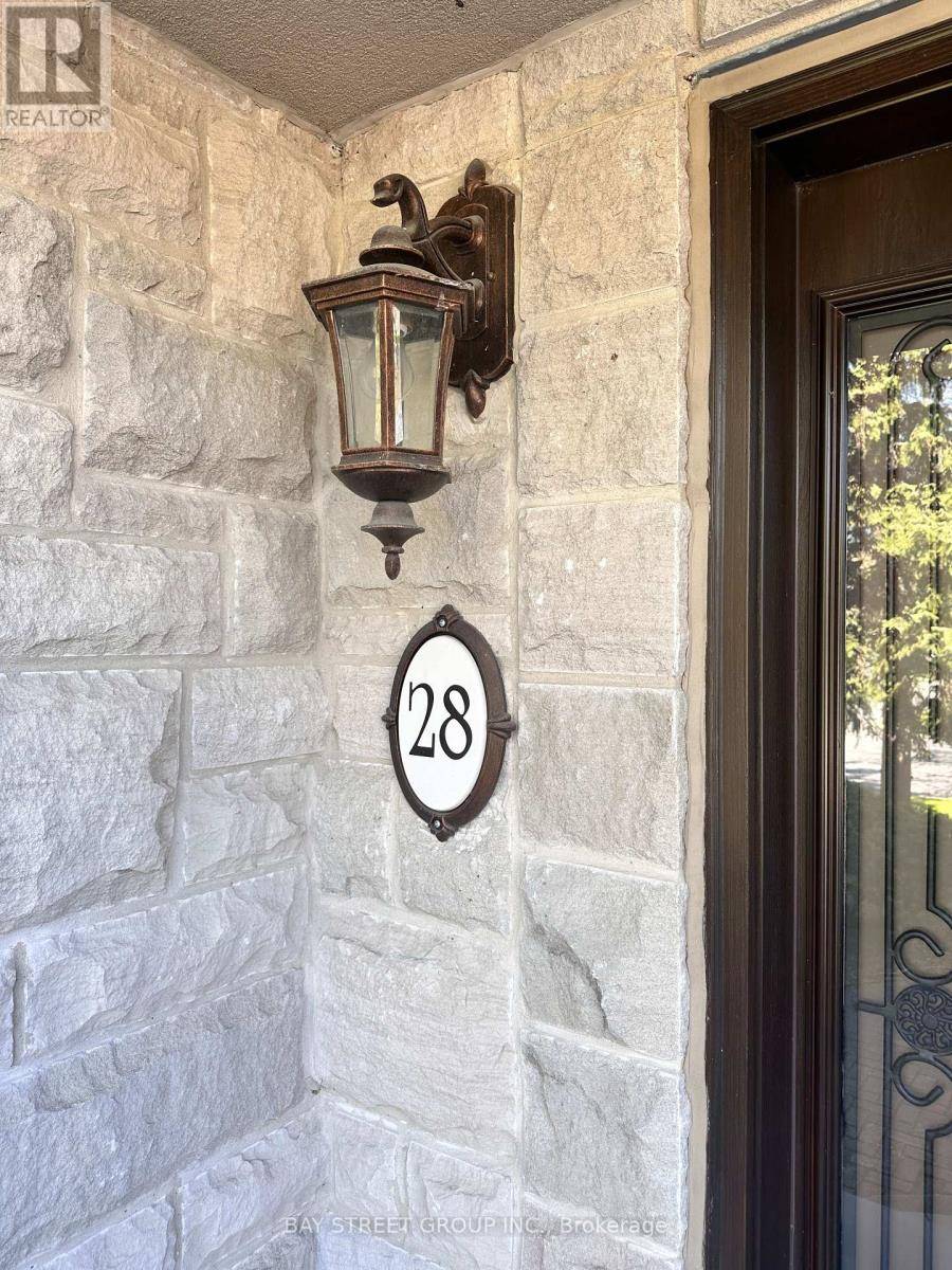 Richmond Hill (bayview Hill), ON L4B2H4,28 DUNLOE ROAD