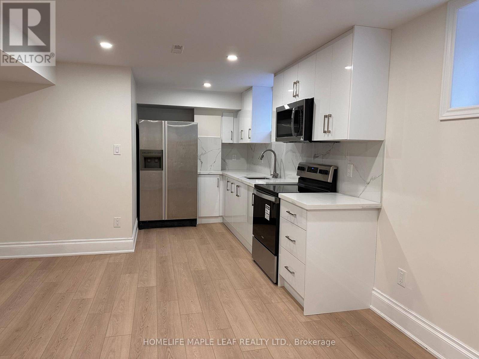 King (king City), ON L7B1C8,39 Dennis DR #1