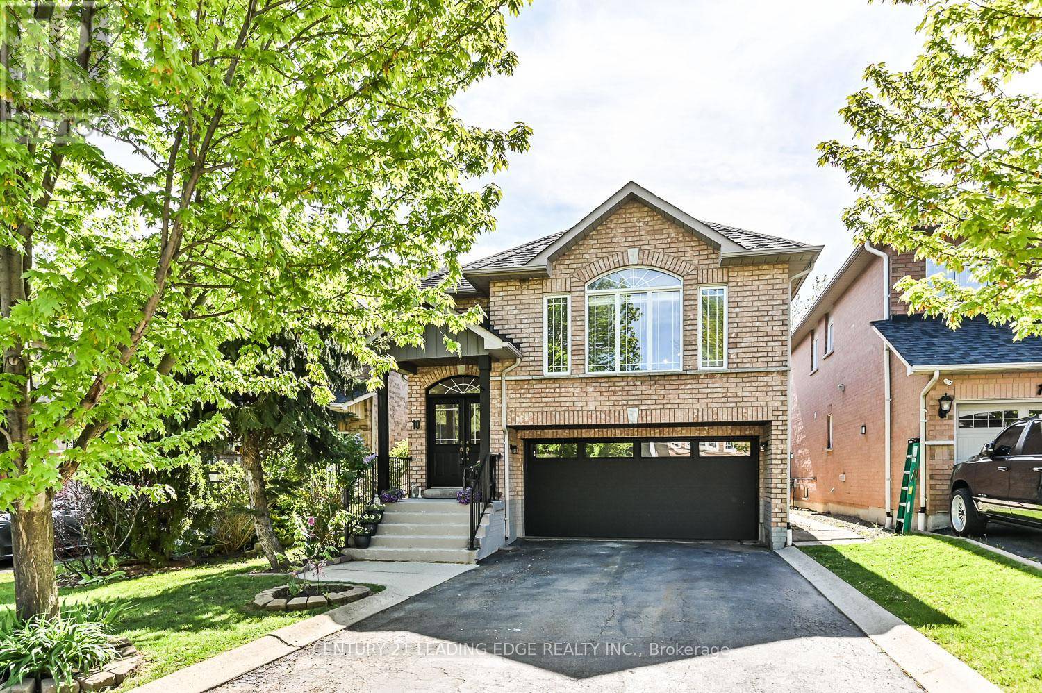 Vaughan (maple), ON L6A3B6,10 LAMONT COURT