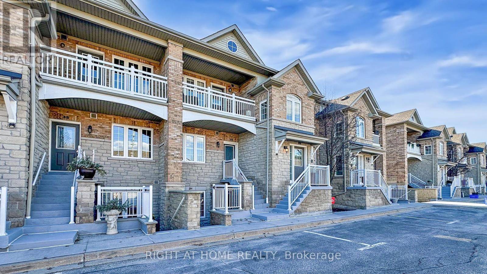 Newmarket (stonehaven-wyndham), ON L3X2S7,520 Silken Laumann DR #32