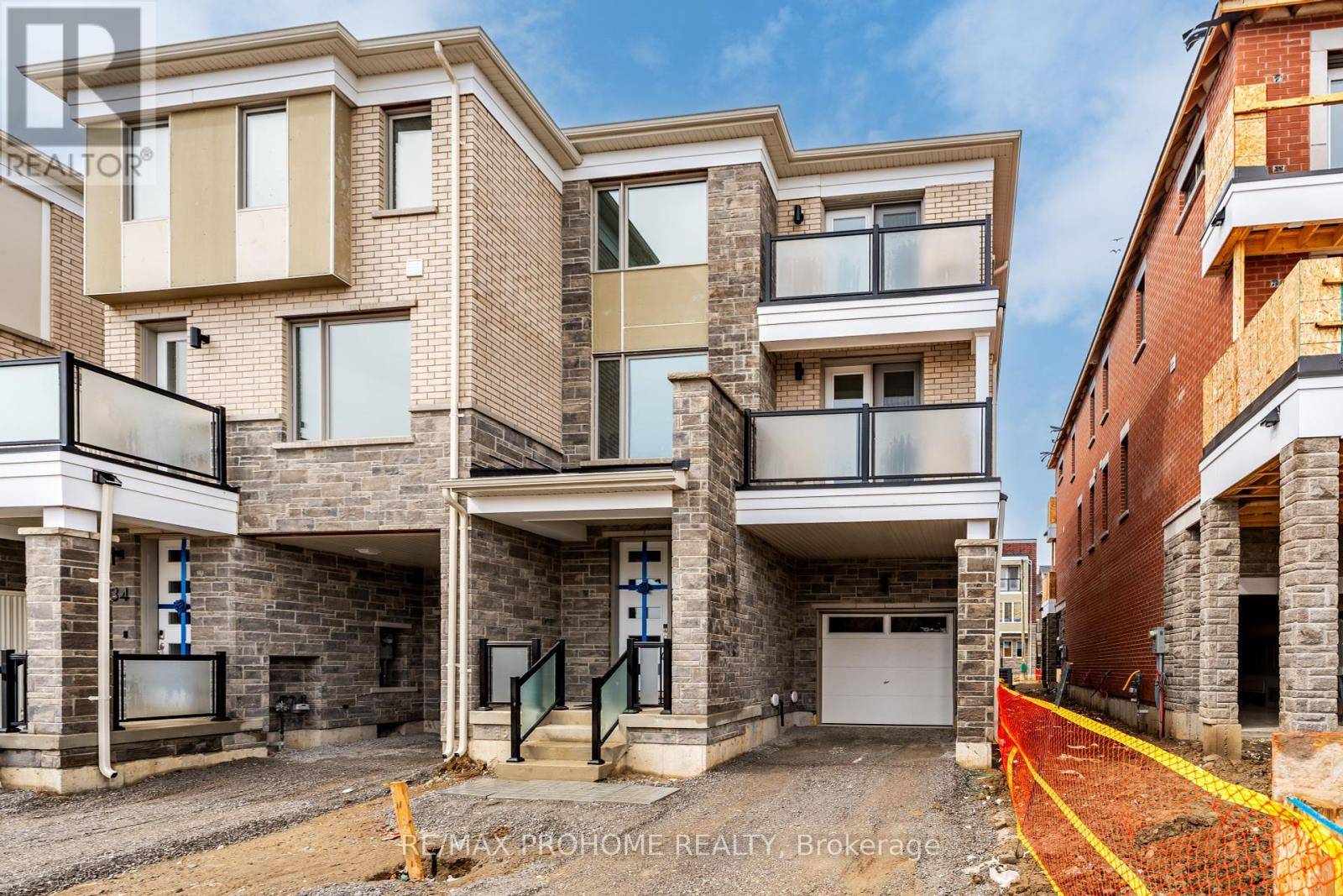 Markham (victoria Square), ON L6C3M4,36 AZURE DRIVE