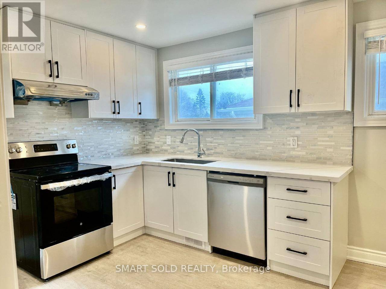 Newmarket (bristol-london), ON L3Y2Z5,228 Silverbirch DR #Upper
