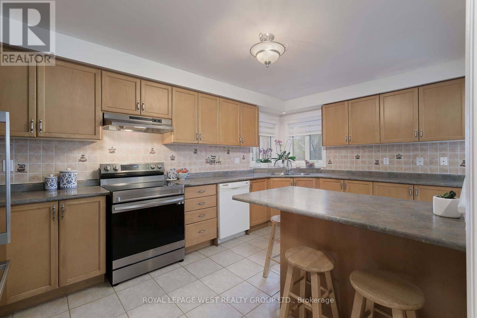 Vaughan (elder Mills), ON L4H1K1,370 ROYALPARK WAY