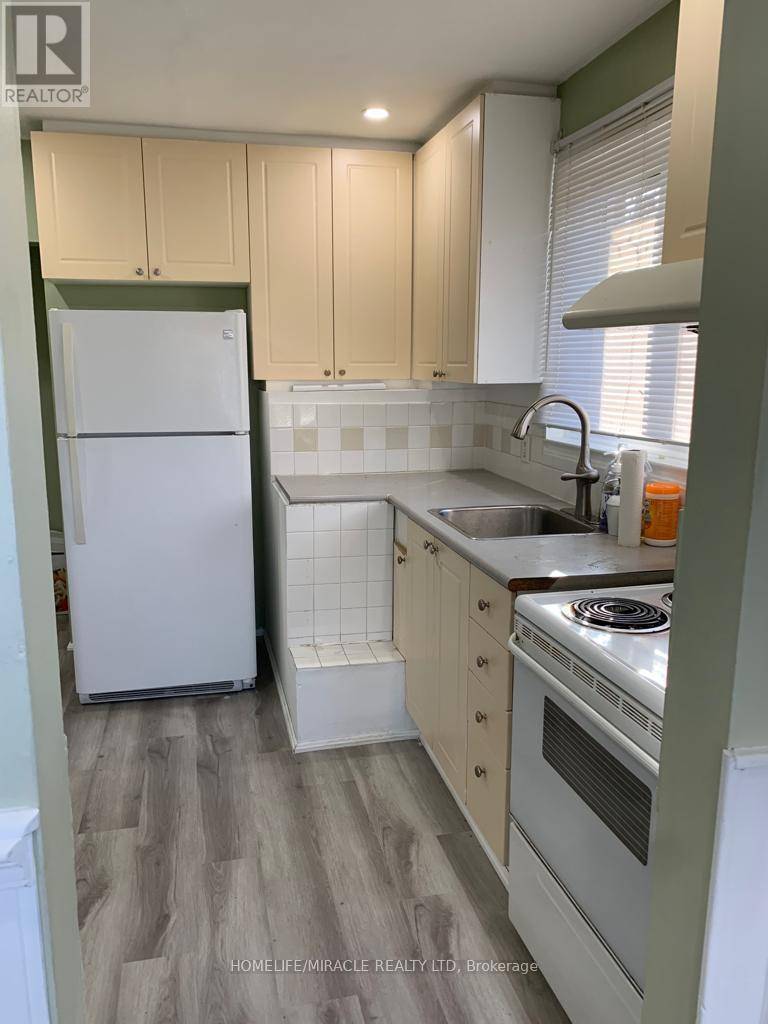 Newmarket (bristol-london), ON L3Y2V7,124 Sheldon DR #Upper