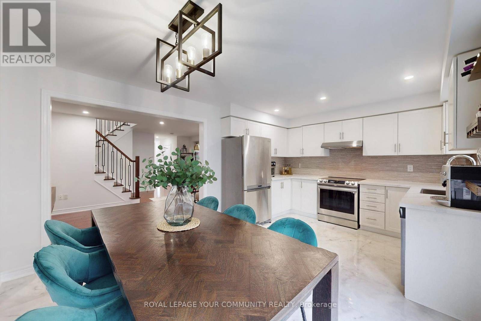 52 FOUR SEASONS CRESCENT, East Gwillimbury, ON L9N0C3