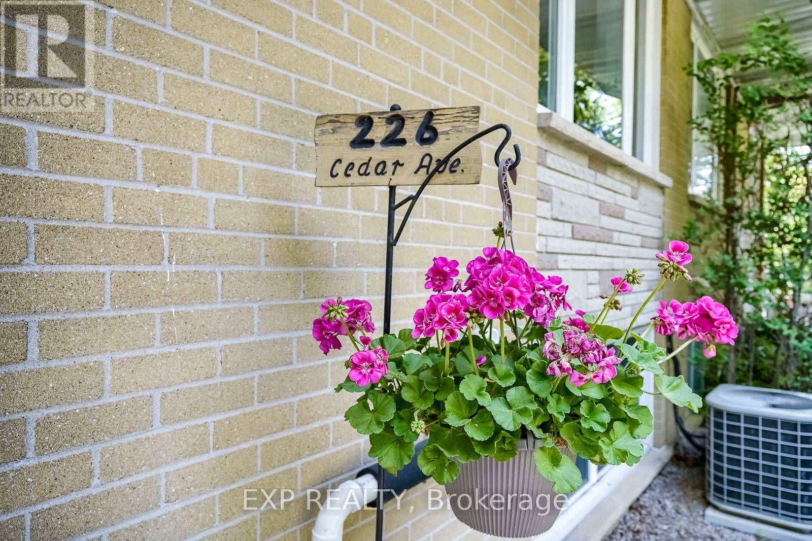 Richmond Hill (harding), ON L4C2B2,226 CEDAR AVENUE