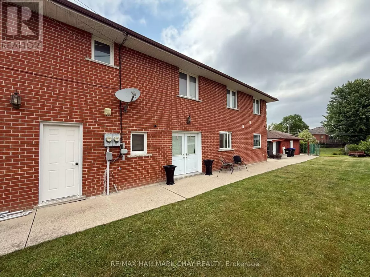 Innisfil, ON L0L1C0,893B Frederick ST #B