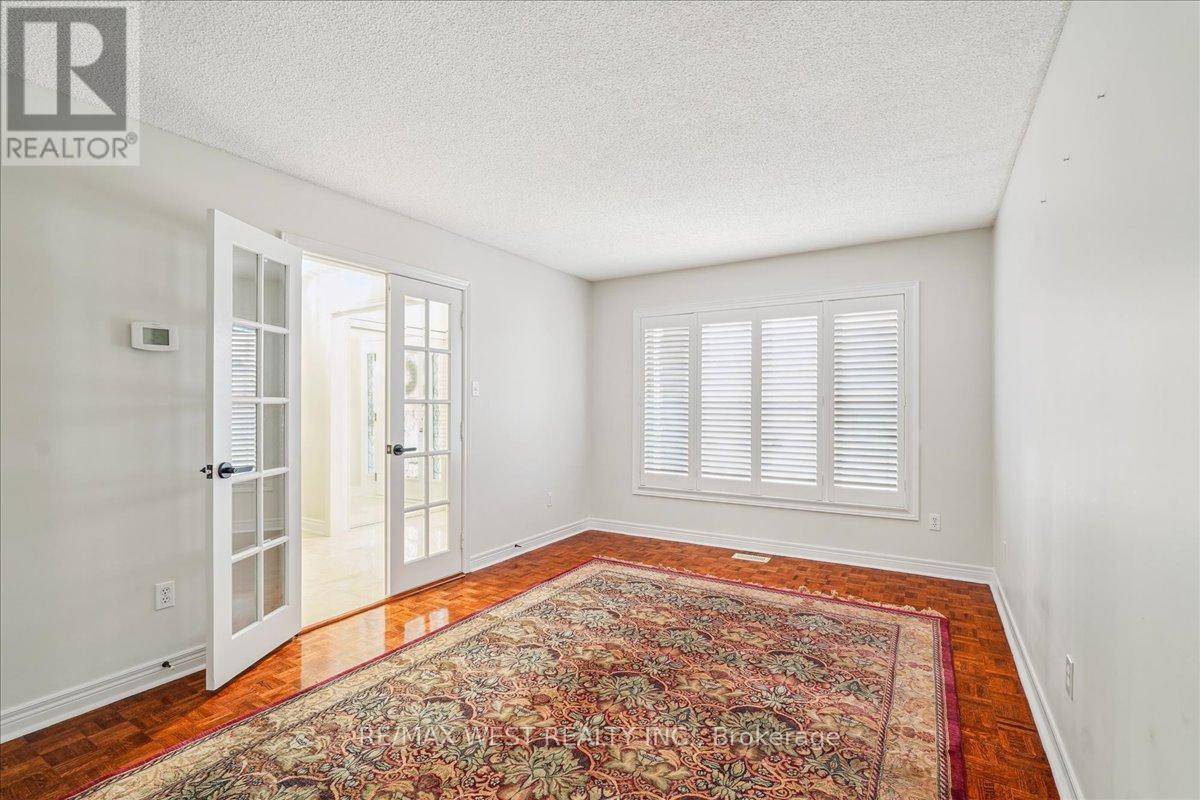 Vaughan (west Woodbridge), ON L4L8R4,70 MAPES AVENUE