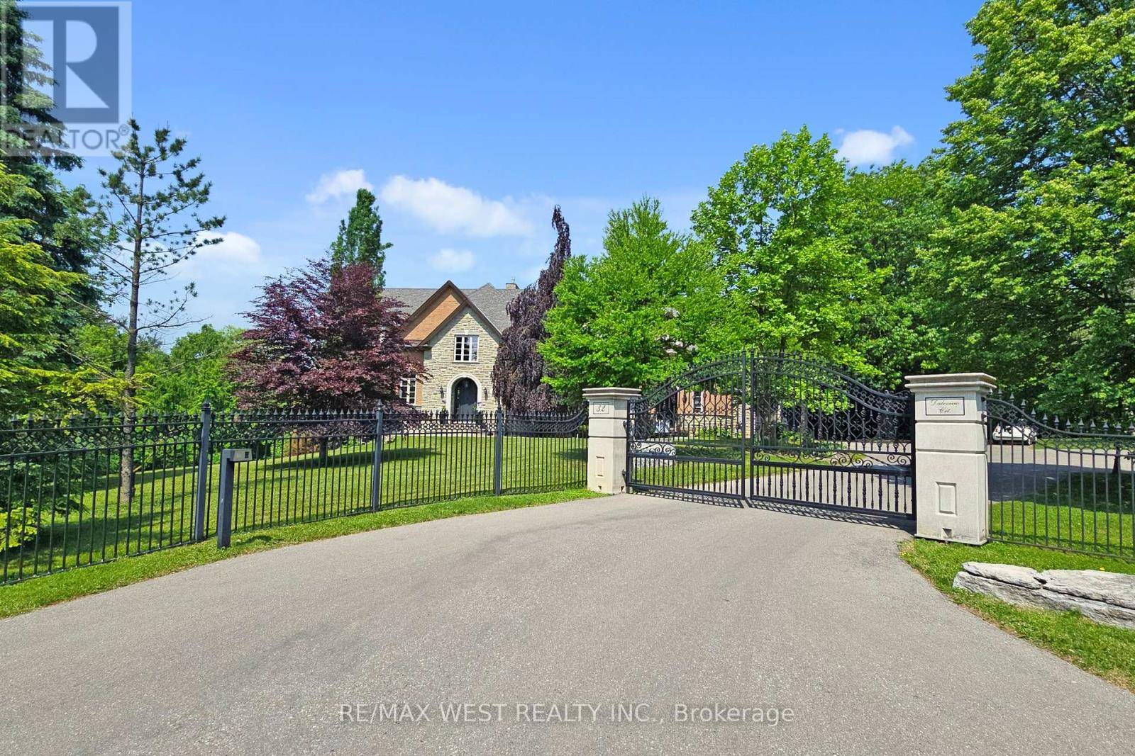 Vaughan (kleinburg), ON L0J1C0,32 DALEVIEW COURT