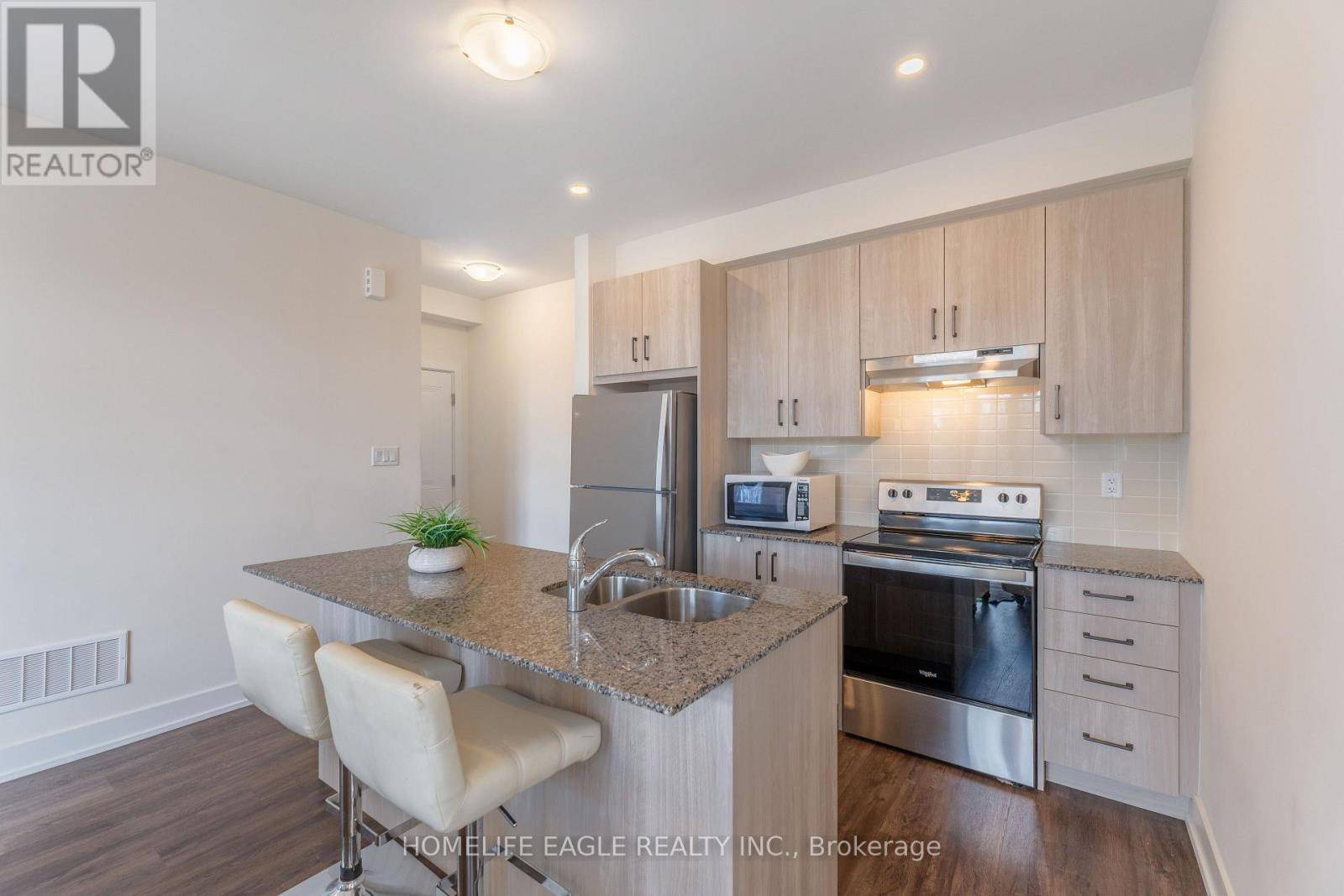 Richmond Hill (oak Ridges), ON L4E1J4,7 Phelps LN #16