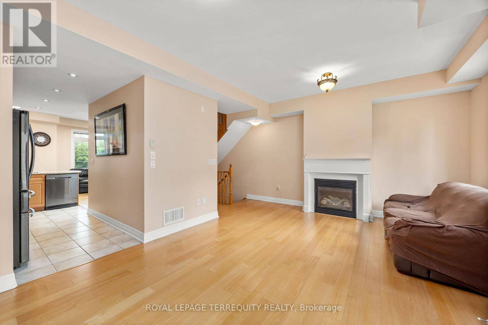 Vaughan (beverley Glen), ON L4J0G8,871 New Westminster DR #25