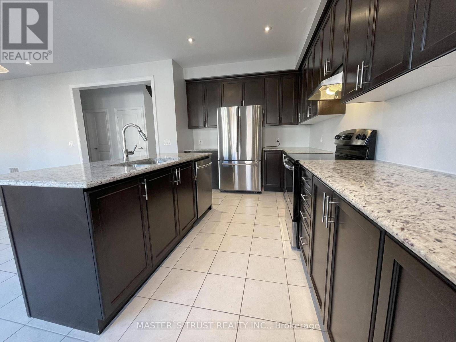 East Gwillimbury (queensville), ON L9N0S1,18 CLIFFORD FAIRBARN DRIVE