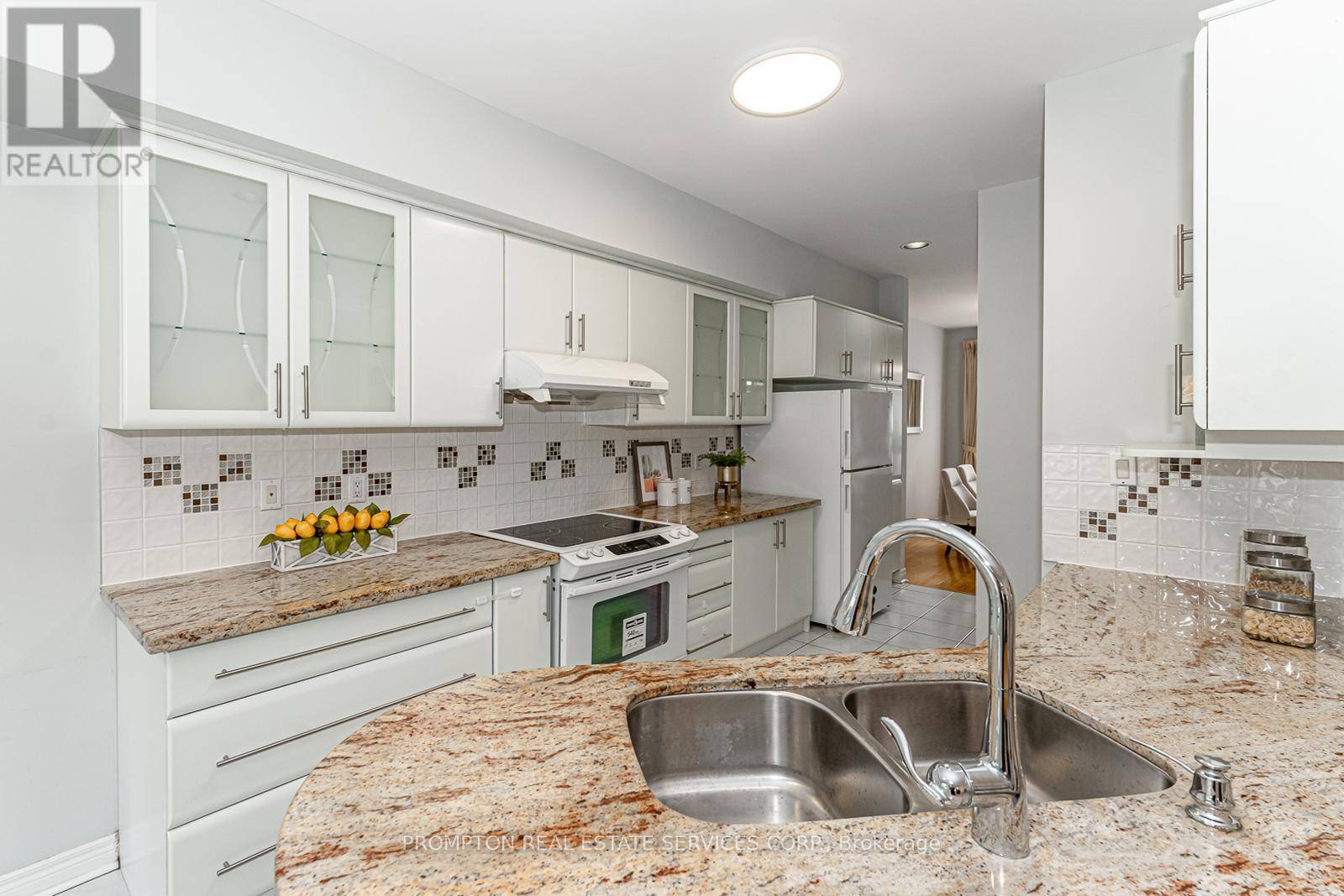 Richmond Hill (north Richvale), ON L4C0J9,190 Harding BLVD West #120