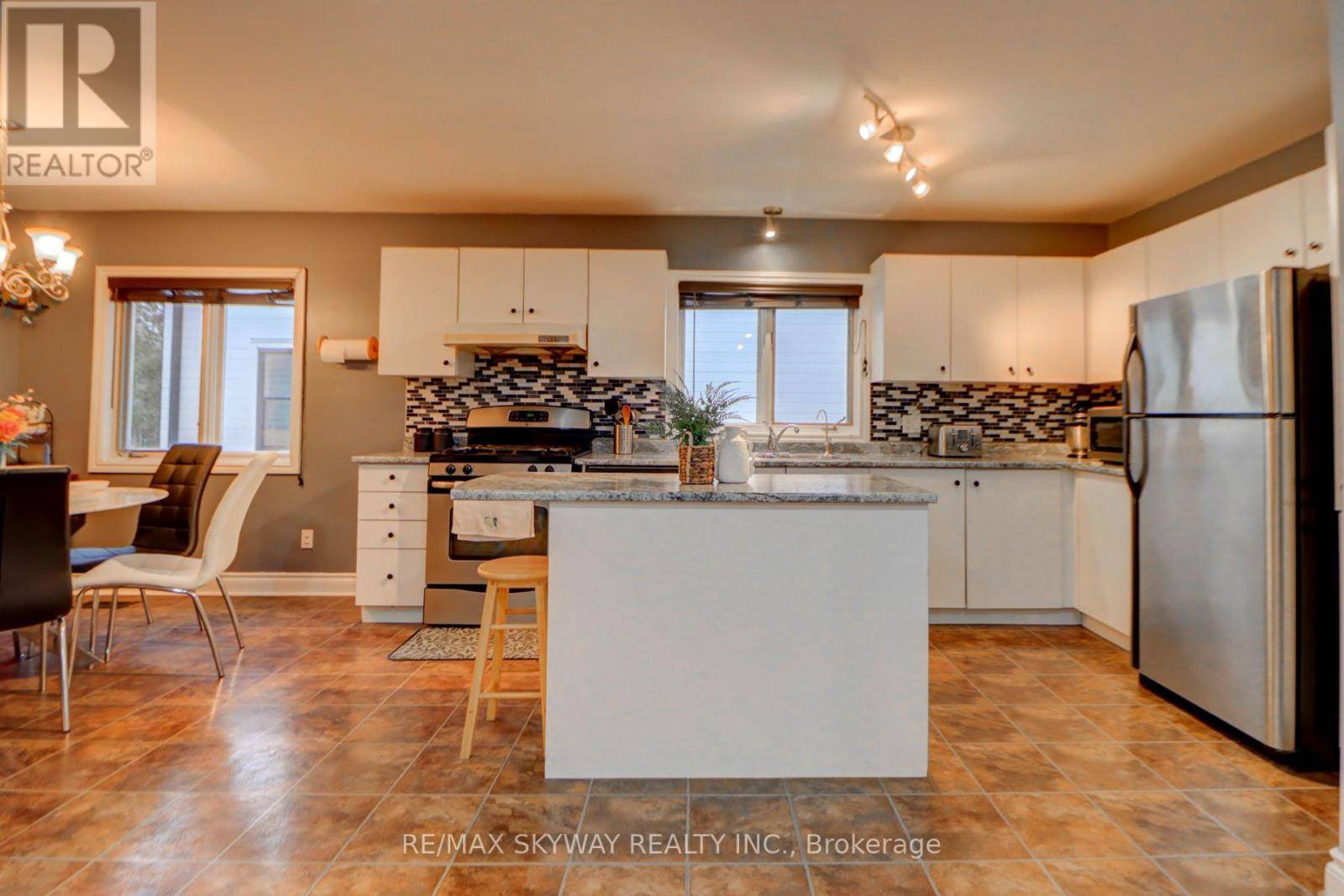 Uxbridge, ON L9P1G1,282B BROCK STREET W