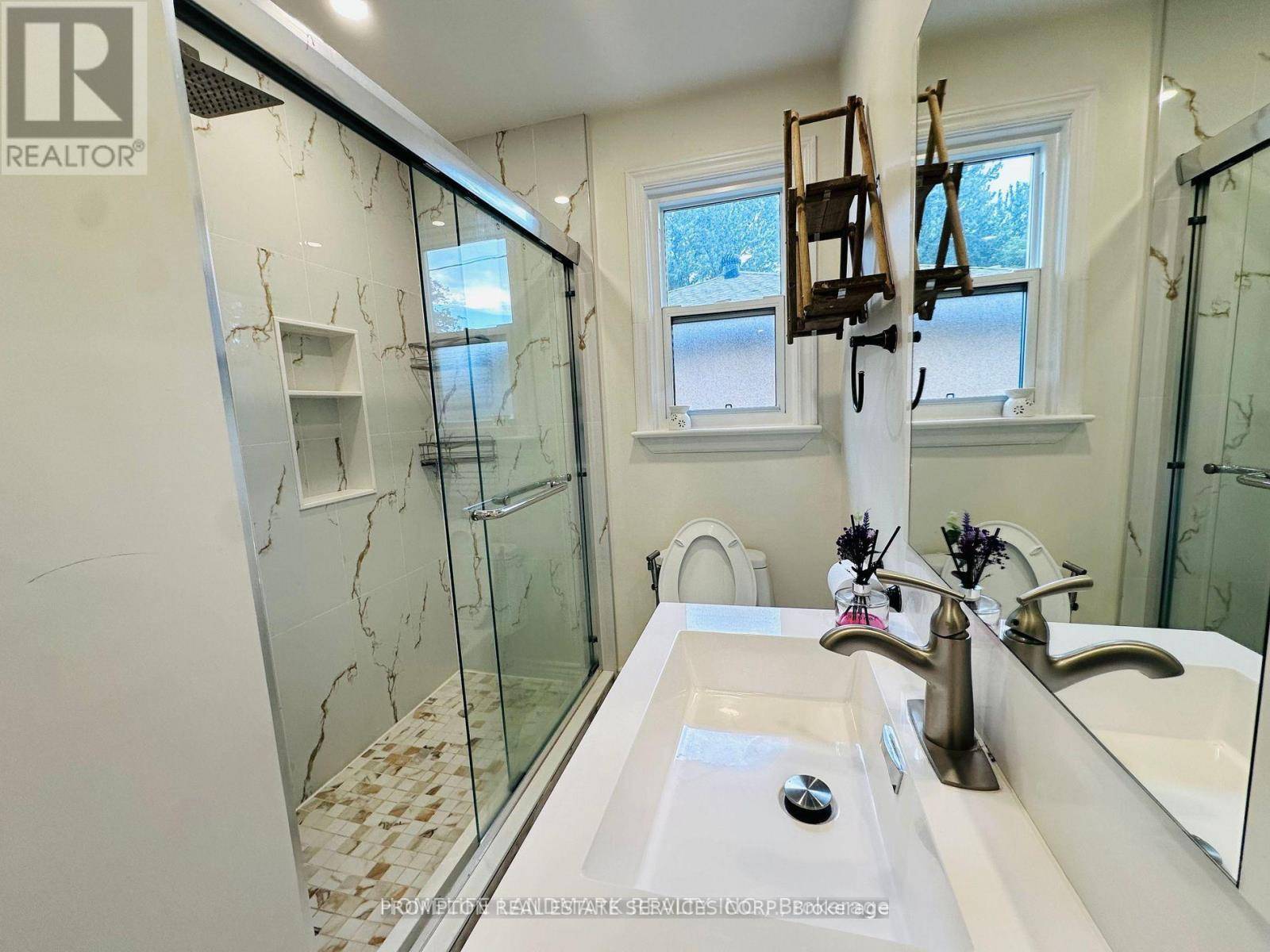 Richmond Hill (crosby), ON L4C2Y8,302 Skopit RD #UPPER