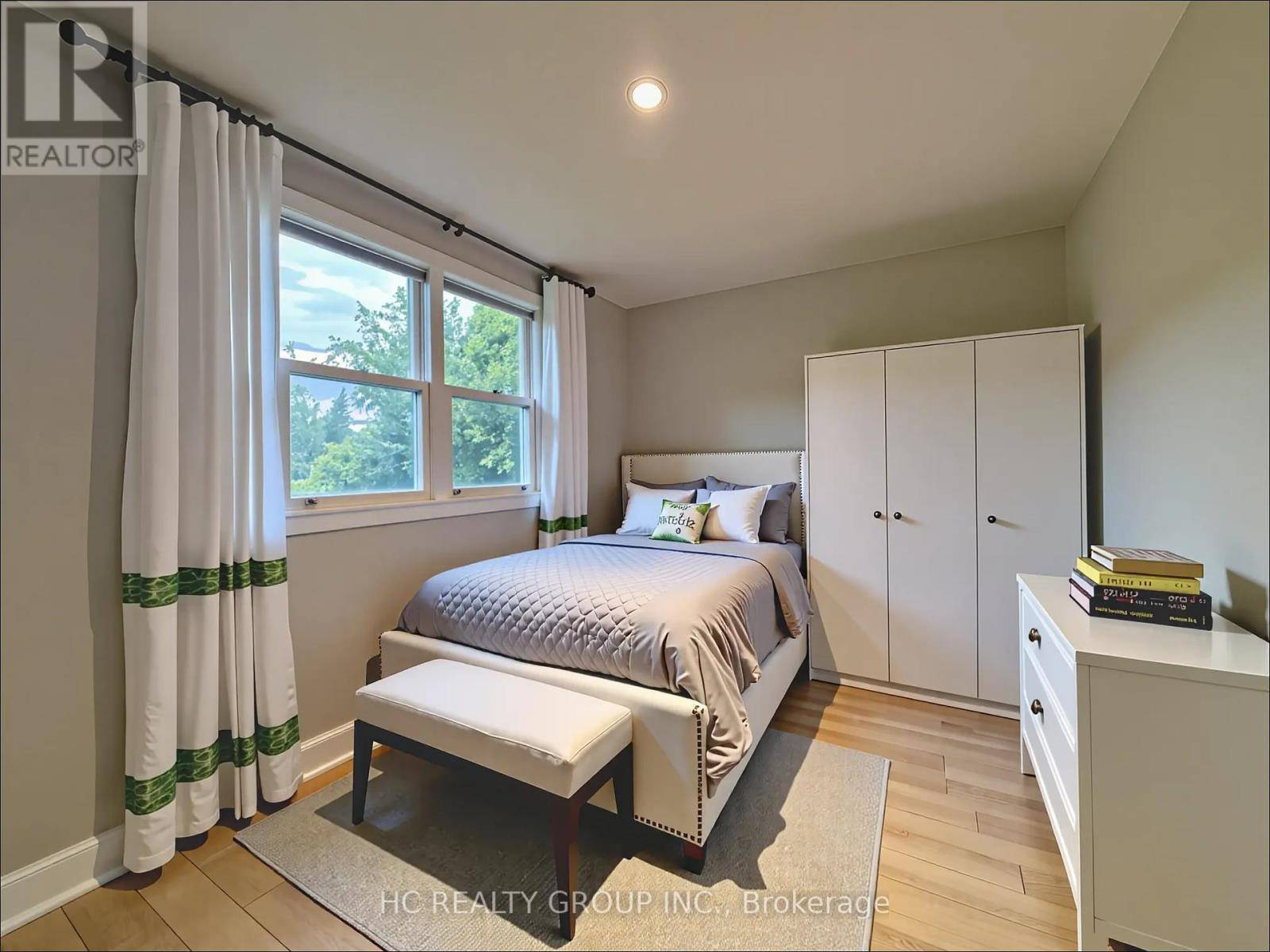 Newmarket (central Newmarket), ON L3Y3T4,94 PROSPECT STREET