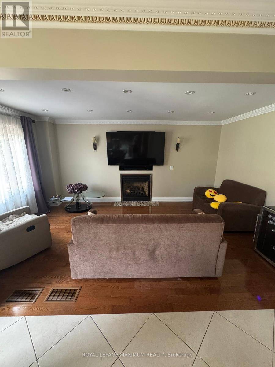 Vaughan (east Woodbridge), ON L4L4H6,198 CLOVER LEAF STREET