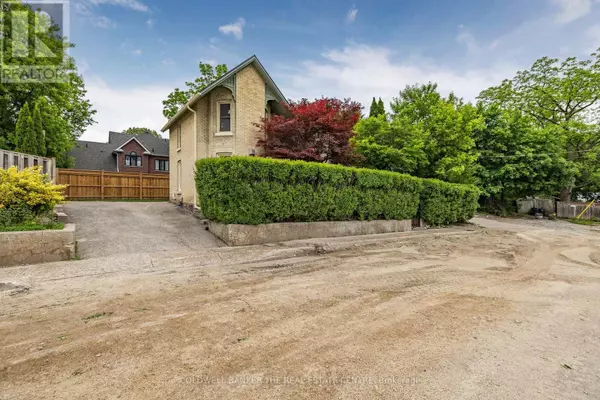 Newmarket (central Newmarket), ON L3Y2A1,411 MILLARD AVENUE