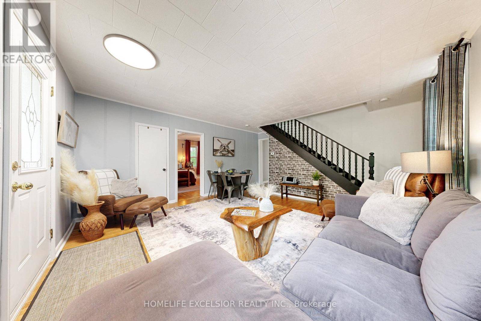 East Gwillimbury (mt Albert), ON L0G1M0,19043 CENTRE STREET