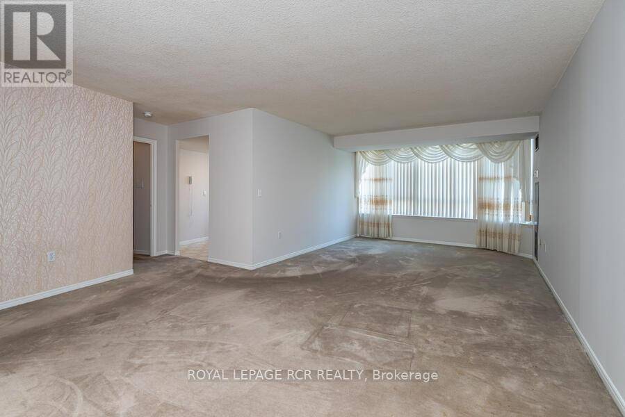 Newmarket (central Newmarket), ON L3Y8K2,270 Davis DR #901