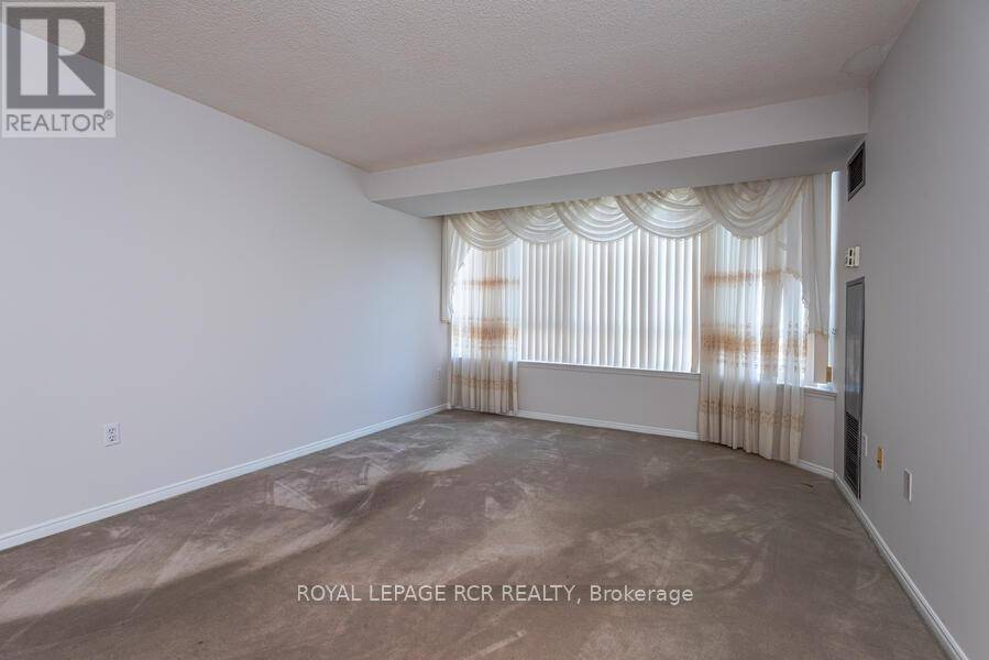 Newmarket (central Newmarket), ON L3Y8K2,270 Davis DR #901