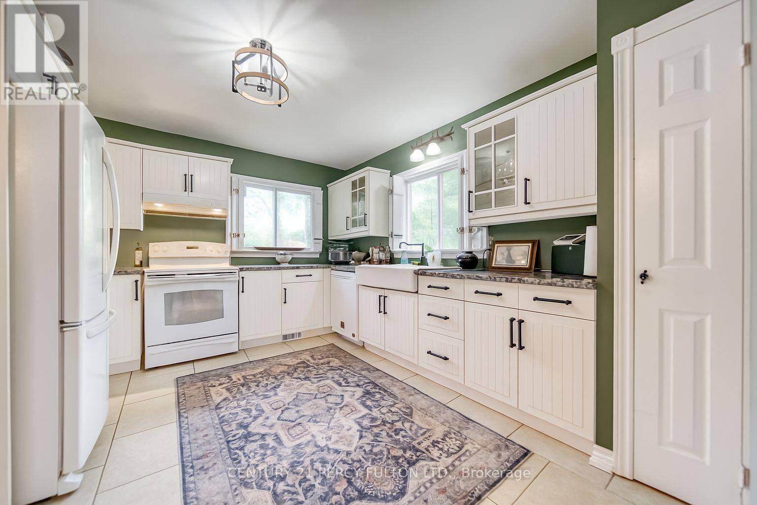 Innisfil (alcona), ON L9S2G3,744 William ST #Upper