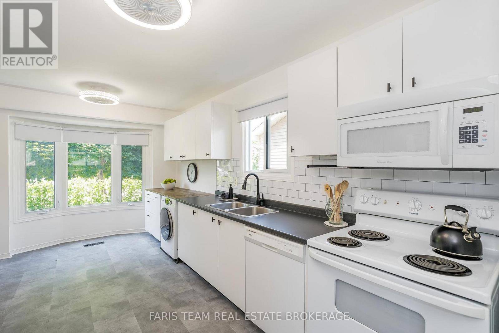 Innisfil (alcona), ON L9S2G9,717 CANDARAS STREET
