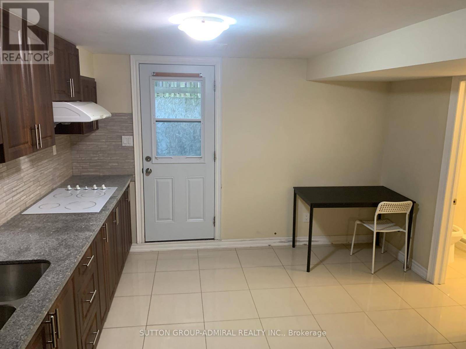 Richmond Hill (crosby), ON L4C8B4,5 Coventry CT #bsmt
