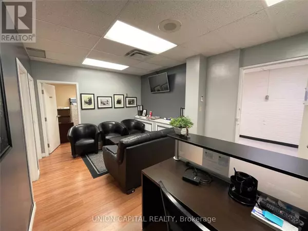 Richmond Hill (crosby), ON L4C3B3,10211 Yonge ST #205