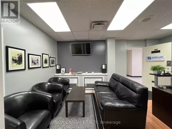 Richmond Hill (crosby), ON L4C3B3,10211 Yonge ST #205