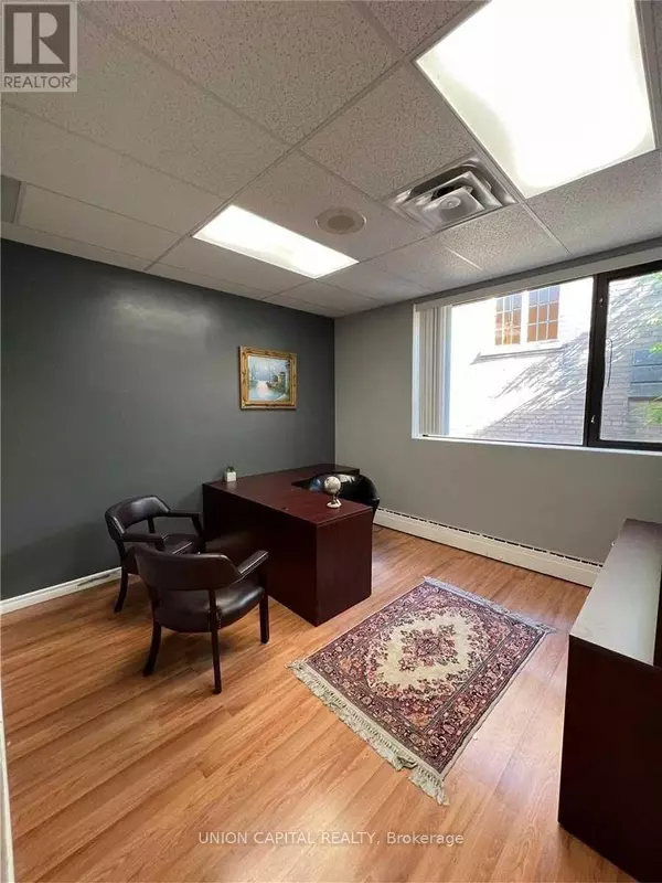 Richmond Hill (crosby), ON L4C3B3,10211 Yonge ST #205