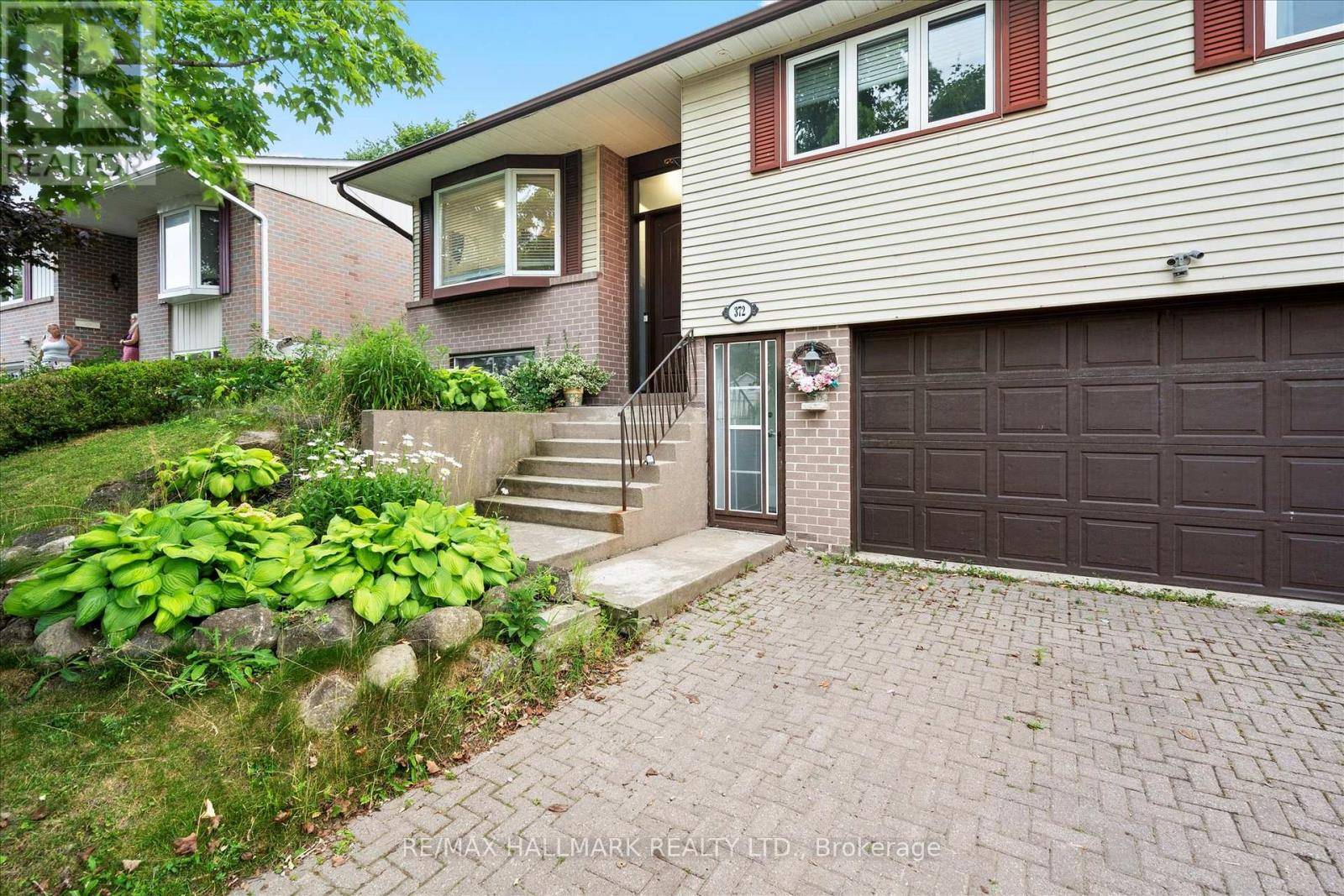Newmarket (central Newmarket), ON L3Y5C4,372 DIXON BOULEVARD