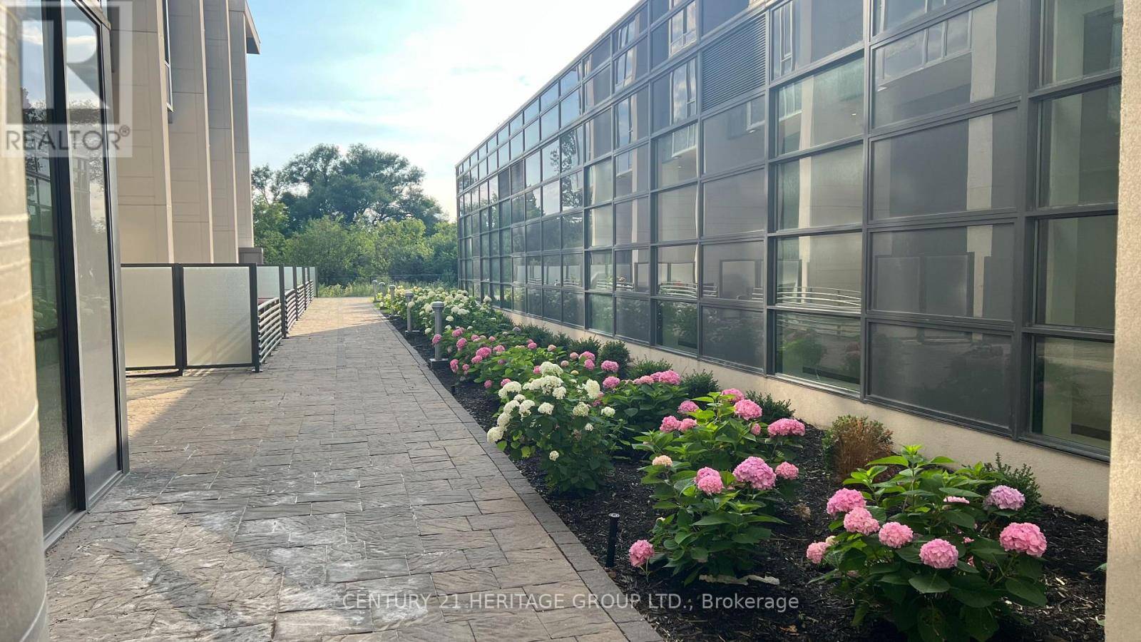 Richmond Hill (north Richvale), ON L4C0X5,9618 Yonge ST #207