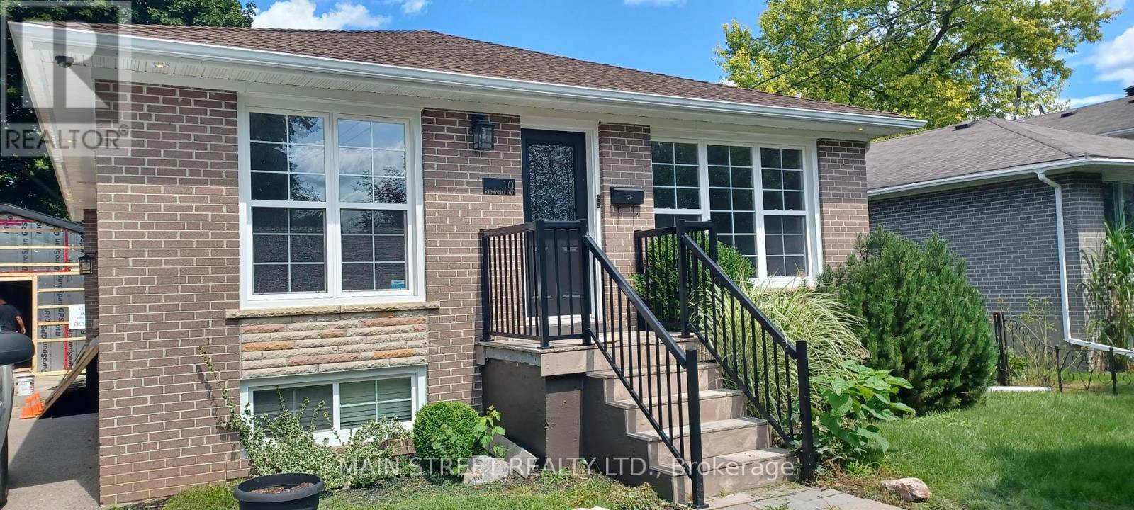 10 Kemano RD #A, Aurora (aurora Heights), ON L4G2Y1