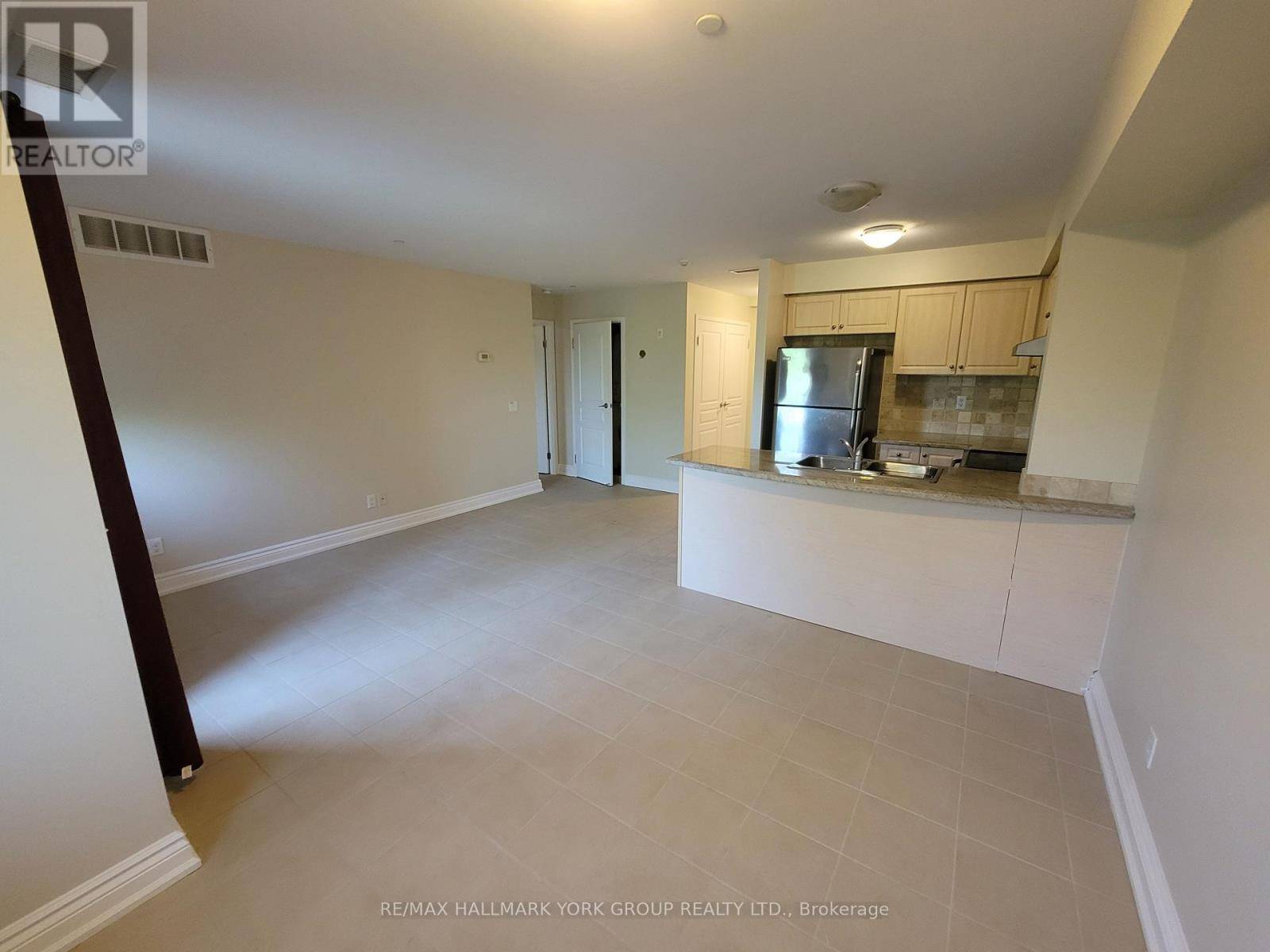 Aurora (aurora Village), ON L4G1P3,15565 Yonge ST #303