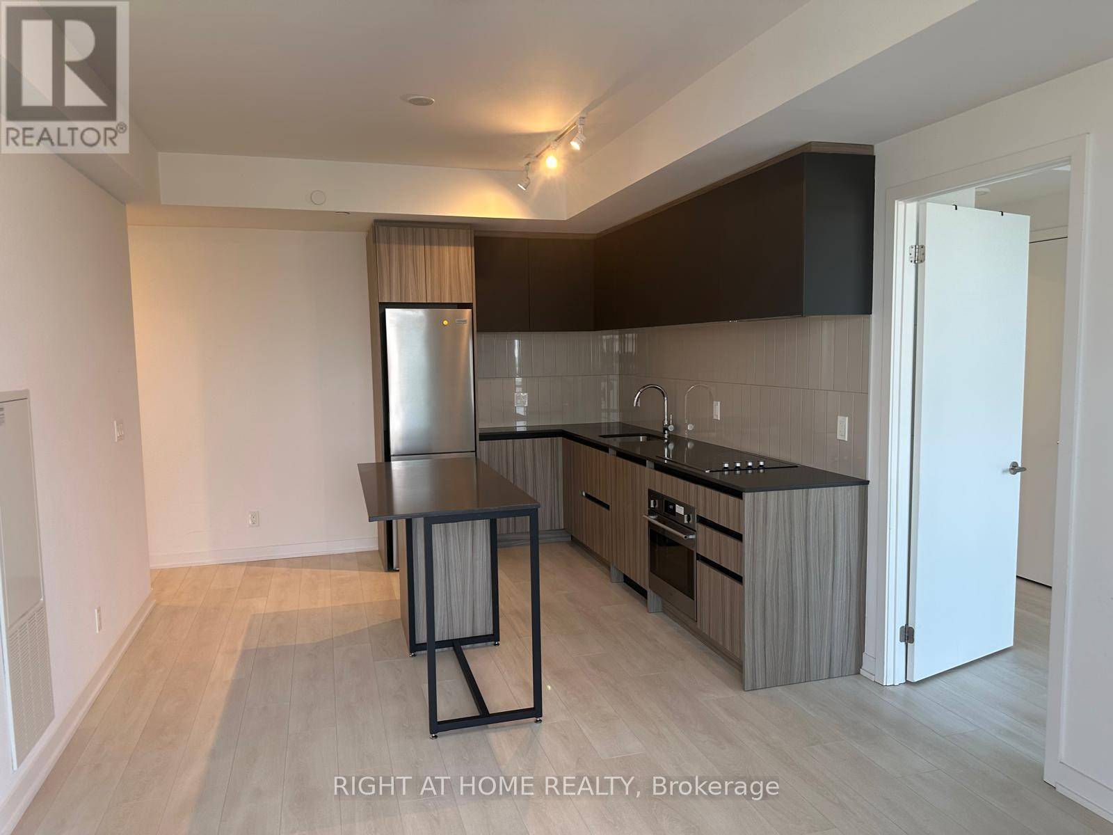 Vaughan (beverley Glen), ON L4J0L4,7950 Bathurst ST #1301