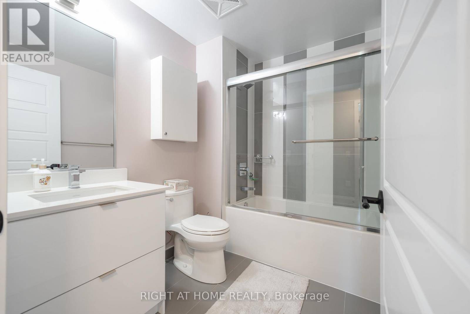 Innisfil, ON L9S0R5,415 Sea Ray AVE #202