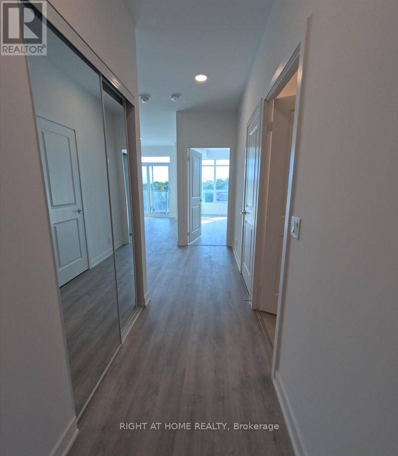 Vaughan (brownridge), ON L4J0L7,30 Upper Mall WAY #415