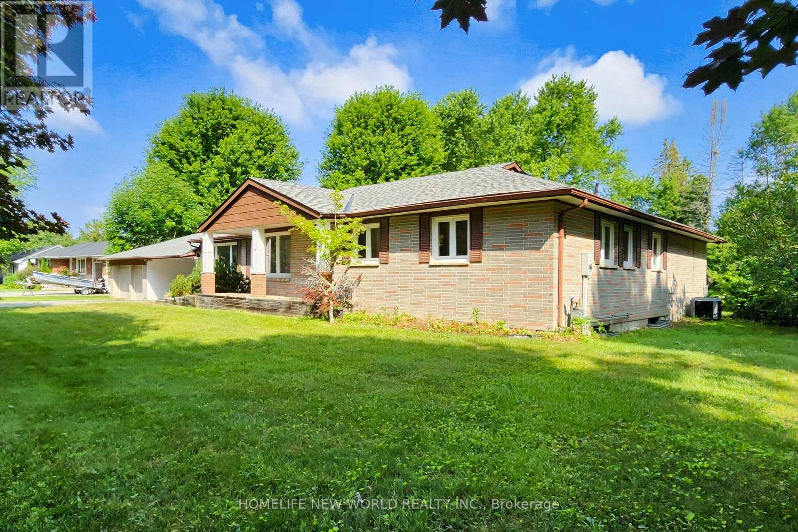 East Gwillimbury (sharon), ON L0G1V0,66 FARR AVENUE