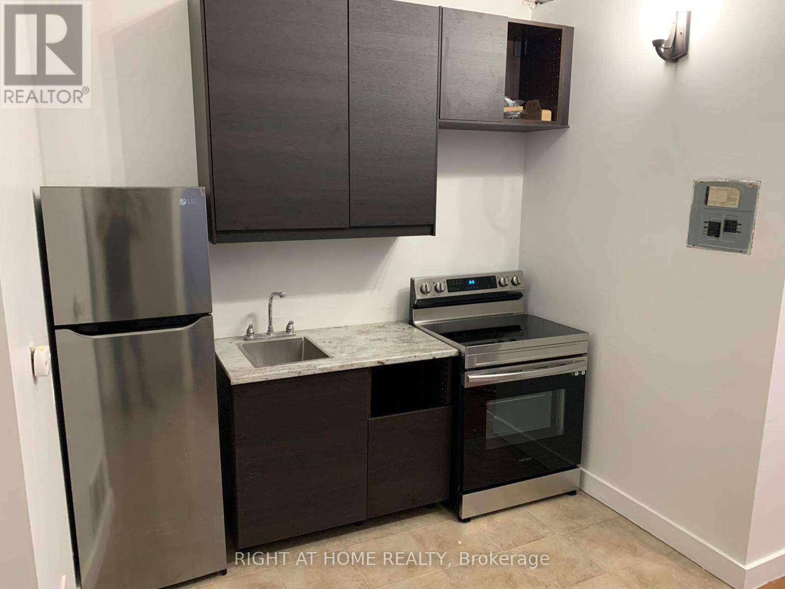 Newmarket (central Newmarket), ON L3Y3Z2,198 Main ST South #1